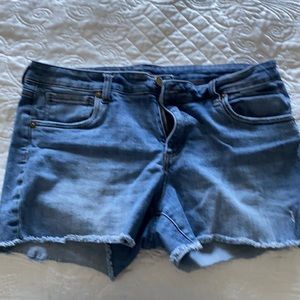 Cutoff Jean shorts